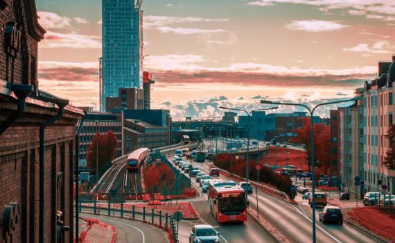 Näkymä Helsingin kaduilta. Kuvassa metro, auto- ja bussiliikennettä.