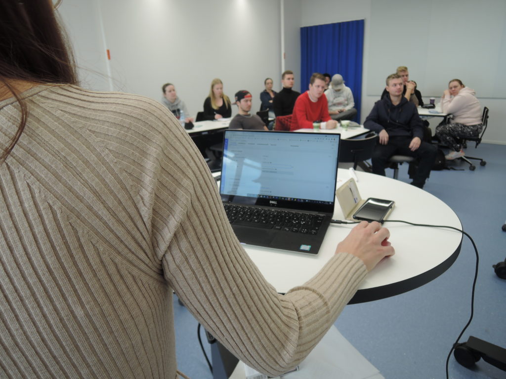 Kuvassa Ihku-allianssin palvelupäällikkö Mirva Kallio demoaa Ihku-laskentapalvelun käyttöä oppilaille,  jotka näkyvät kuvassa taustalla.