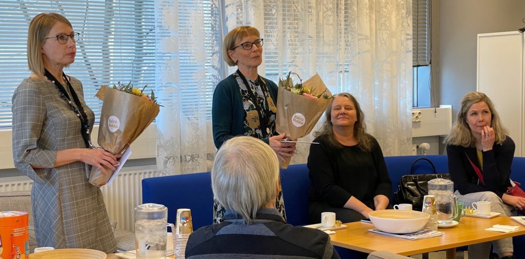 Projekti muisti Heliä ja Kristiinaa heidän viimeisen AJR kokouksensa yhteydessä kukilla. Kuvassa vasemmalta: Heli Sissonen, Ari Huomo, Kristiina Laakso, Tarja Mäki, Tiina Perttula.