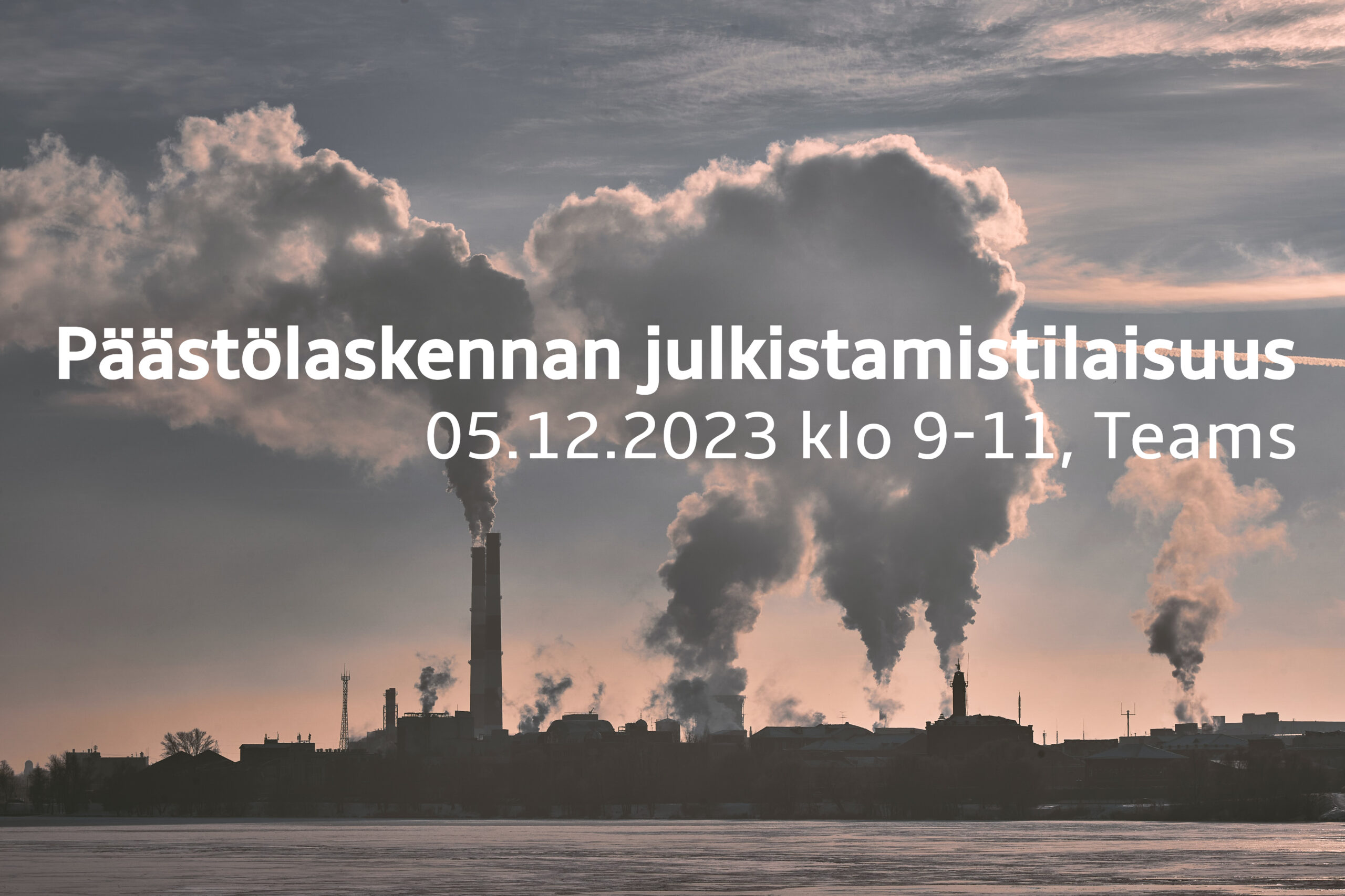Kuvassa on kuva tehtaan siluetista veden äärellä. Kuvassa lukee: "Ihku-info: Päästölaskennan julkistamistilaisuus. 05.12.2023 klo 9-11, Teams".