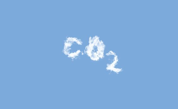 Sinisellä taustalla on valkoisia pilviä, jotka muodostavat tekstin "CO2",